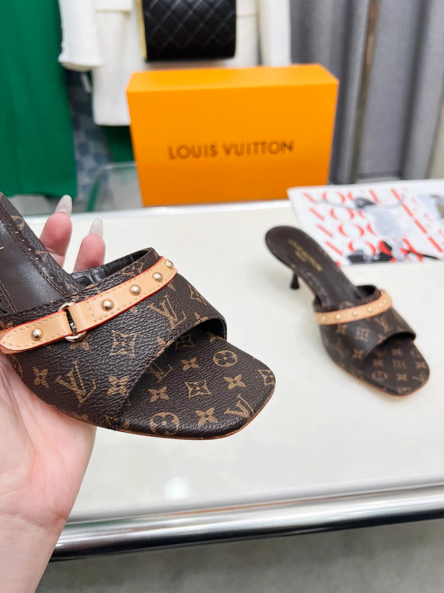 👟👟Ex-factory price 440👟👟 LV new denim kitten heel slippers 2025 summer must-have for goddesses, original replica, super comfortable on the feet. Show off the queen's temperament, the heel height is 5.5CM, which shows your temperament without being tiring. Standard code: 35-42 (41 and 42 codes are customized, non-returnable and non-exchangeable)